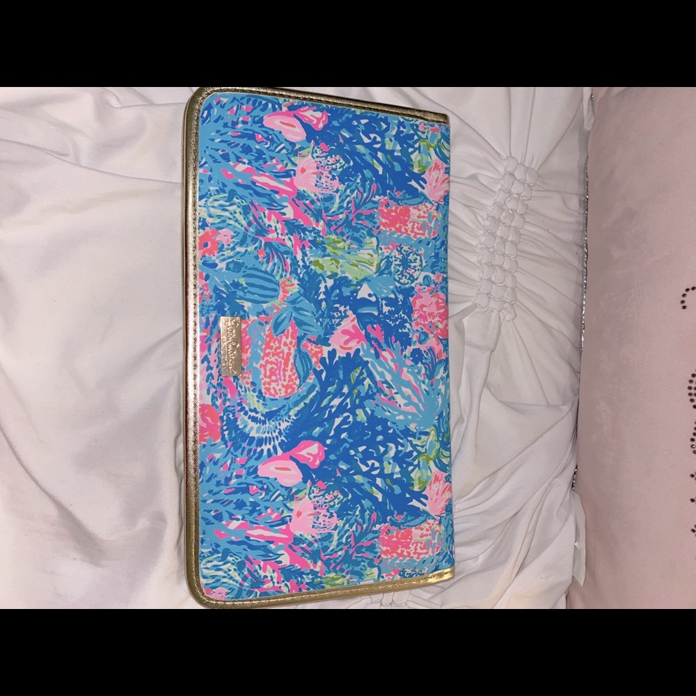 Lilly Pulitzer travel wallet 🦋